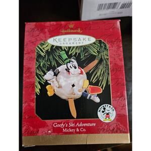 Hallmark Keepsake Goofy's Ski Adventure Mickey & Co. Christmas Ornament 1998